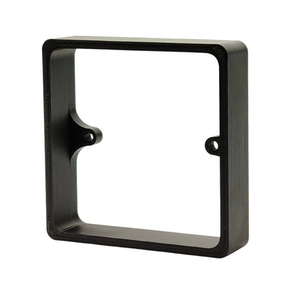 Schwarze Sockelabstandshalter für Akustikwandpaneele